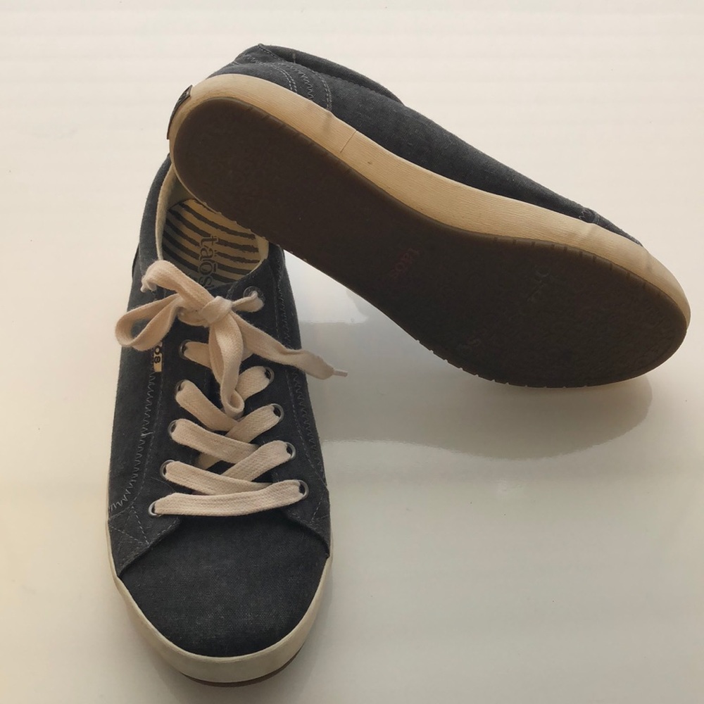 taos canvas shoe. Like new, never worn outside.